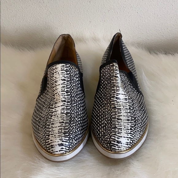 report signature shoes